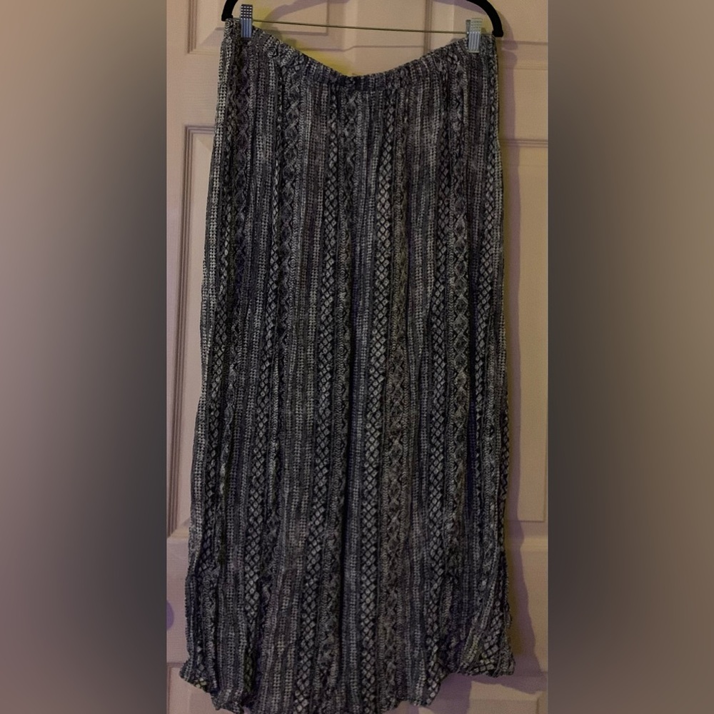 Blank and White Stretchy Skirt